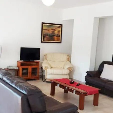 بيت للعطل Rustic Village Retreat