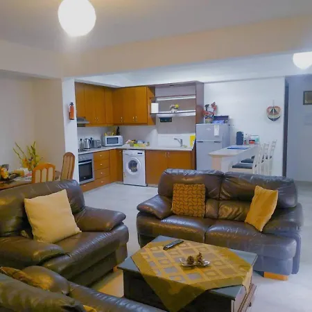 Rustic Village Retreat بيت للعطل